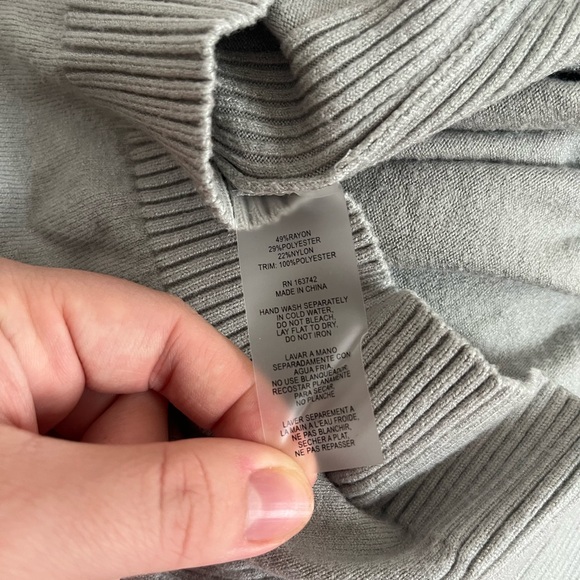 Sioni Milano Gray Pleated V-Neck Woman’s Sweater With Lacey Textured Sleeves - Picture 8 of 8